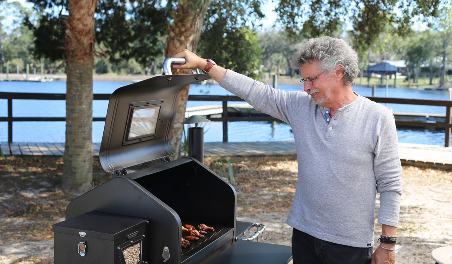 Steven Raichlen, spécialiste de la cuisine au barbecue